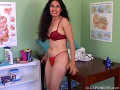 Spicy mature latina gets her pretty gash trimmed