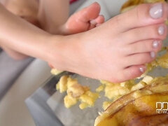 A Fruity Footjob: Young Teenager Mashes Banana With Sexy Toes