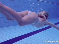 18 jahre, Frau, Nackt, Pool, Öffentlich, Erotischer film, Jungendliche (18+), Unter wasser