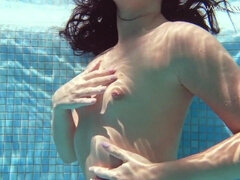 18 anni, Bambino, Bikini, Piscina   biliardo, Pubblico, Solo, Ragazza, Sott'acqua