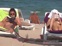 Plaża, Duże cycki, Cycata, Mamuśka, Nudysta, Na wolnym powietrzu, Publiczny, Cycki