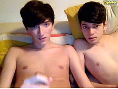 two hermosos muchachitos se dan un riquísimo macachimba por web cam