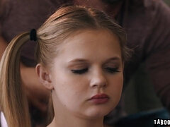 Baby sitter, Blonde, Sucer une bite, Tir de sperme, En levrette, Fétiche, Doigter, Hard