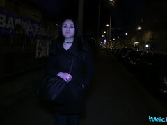 Leie, Blasen, Braunhaarige, Europäisch, Handjob, Geld, Pov, Öffentlich