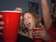 Stora tuttar, Blondin, Avsugning, Universitet, Doggystyle, Hd, Party, Fitta