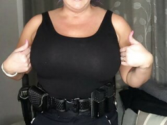 Grosser kitzler, Grosse titten, Spermaladung, Aufs gesicht abspritzen, Fussjob, Polizei, Schlampe, Entkleiden