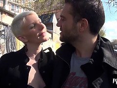 Mia, uber-sexy mature veut plus d'hommes et que ce soit plus sauvage