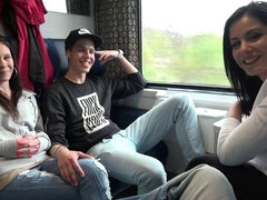 Isot tissit, Suihinotto, Takaapäin, Nnm, Strippaus, Teini, Tissit, Junassa