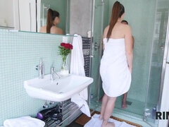 Bad, Braunhaarige, Vollbusig, Handjob, Masturbation, Arsch lecken, Dusche, Titten