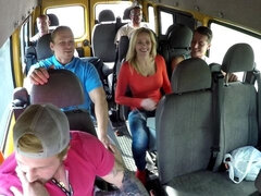 Duże cycki, Blondynka, Obciąganie, Autobus, Grupa, Hardcore, Mamuśka, Orgia