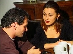 Gesztenyebarna, Ondó fröcskölés, Francia, Csoport, Érett feleség, Múltbéli divat, Rövid haj, Régebbi évjáratú pornó