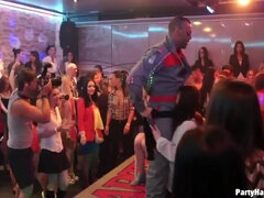 Blond, Naakte man aangeklede vrouw, Groep, Interraciaal, Natuurlijk, Feest, Kousen, Tatoeage