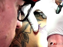 Store bryster, Blondine, Pik sutte, Hd, Piercing, Fisse, Skrige, Tatovering