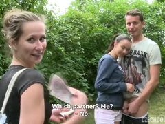 Blasen, Paar, Flotter vierer, Geld, Im freien, Pov, Öffentlich, Rasiert