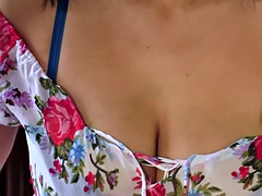 Beleza, Peitos grandes, Morena, Vestidas, Lambendo, Solo chão, Tetas