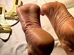 Candid feet, pretty bare soles, highly arched soles