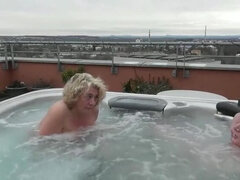 Blonde, Britannique, Éjaculation interne, Maman, Naturelle, Seins naturels, Public, Sous marin