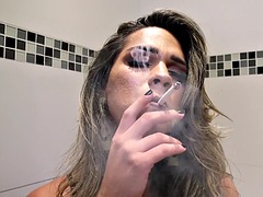 Shemale Amanda Fialha likes to smoke