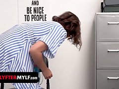 Μελαχροινή, Ηδ, Ώριμη, Ώριμη γυναίκα, Μαμά, Γραφείο, Αστυνομία, Μητριά