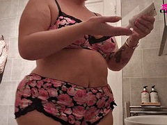 Hot Mom films Herself gets out of the bath and gets ready