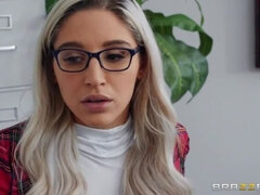 Anál, Blondína, Okuliare, Prirodzené prsia, Pančucháče, Pička, Tangá, Kozičky
