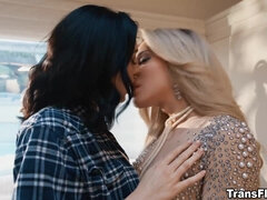 デカパイ, フェラチオ, 茶髪の, イマラチオ, 女, 指いじり, キス, シーメール