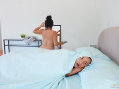 Slaapkamer, Grote mammen, Bedriegen, Sperma shot, Hondjeshouding, Sperma in gezicht, Douche, Tieten likken