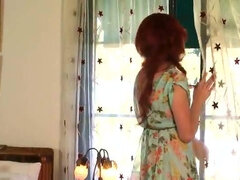 In this video, you will have the pleasure of seeing redhead model Elle Alexandra.