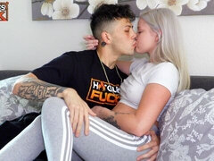 Stor kukk, Blond, Kukk suging, Naturlige bryster, Tynn, Tattovering, Tenåring, Pupper