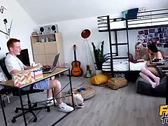 18 jahre, Blondine, Blasen, Braunhaarige, Hochschule, Spermaladung, Hd, Flotter dreier