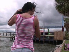 Amateur, Americano, Morena, Despelote, Tetas naturales, Al aire libre, Público, Tetas