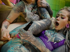 Grote lul, Pijpbeurt, Seksspeelgoed, Emo jongen, Gotisch, Inshuiven, Rubebrstof, Trio