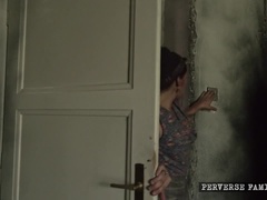 Fesselspiele, Familie, Gruppensex, Hardcore, Masturbation, Pissen, Dürr, Jungendliche (18+)