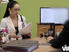 Naughty Morena de préstamos turn into a puta in the office of pre-money casting