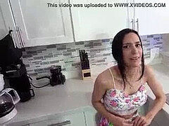 Sucer une bite, Brunette brune, Femme couguar, Belle mère, Tabou