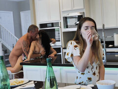 Banheiro, Preservativo, Gozar na boca, Transar de quatro, Vestido, Mãe gostosa, Xoxota, Tetas