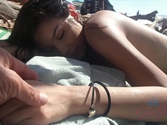 Spiaggia, Culo grosso, Bikini, Brunetta, Tacchi, Masturbazione, Nudo, Giochi