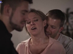 Grosse titten, Blasen, Gruppensex, Milf, Flotter dreier