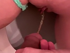 Pissing on my girlfriends pussy lips while she pees in the bathroom