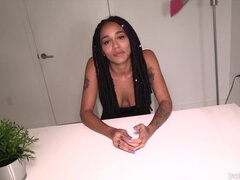 Gesztenyebarna, Ébenfekete, Erotikus, Filigrán alkatú, Iskolás lányka, Vékony, Tini, Kukkoló