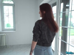 Enthousiasteling, Pijpbeurt, Tsjechisch, Europees, Sperma in gezicht, Spijkerbroeken, Natuurlijke tieten, Tatoeage