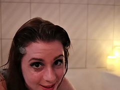 Enthousiasteling, Badpak, Moeder die ik wil neuken, Douche, Alleen, Tieten likken
