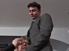 Sucer une bite, Femme couguar, Érotique, Mamie, Lingerie, Mère que j'aimerais baiser, Mamelons, Suçant