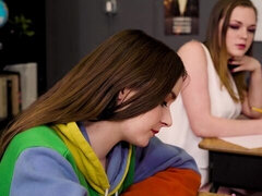 Blondi, Suudella, Lesbo, Alusvaatteet, Itsetyydytys, Koulutyttö, Strippaus, Teini