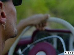 69 negenenzestig, Bruinharig, Sperma, Zoenen, Likken, Natuurlijke tieten, Rijden, Tatoeage