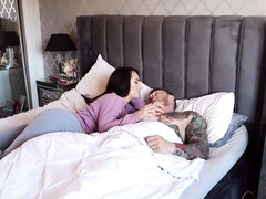 Stora tuttar, Avsugning, Brunett, Doggystyle, Handjobb, Slick, Fitta, Tatuering