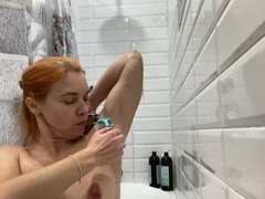 Sexy Redhead Shaving Her Hairy Armpits
