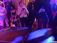デカチン, デカパイ, ブロンド, 茶髪の, 衣服着たままセックス, キス, オージー, パーティ