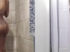 Latina en la ducha