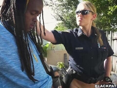 Culo grande, Tetas grandes, Mamada, Estilo perrito, Interracial, Madres para coger, Al aire libre, Policía